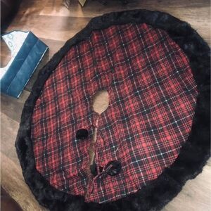 Festive Plaid Tree Skirt with Black Trim and 6 stockings to match
